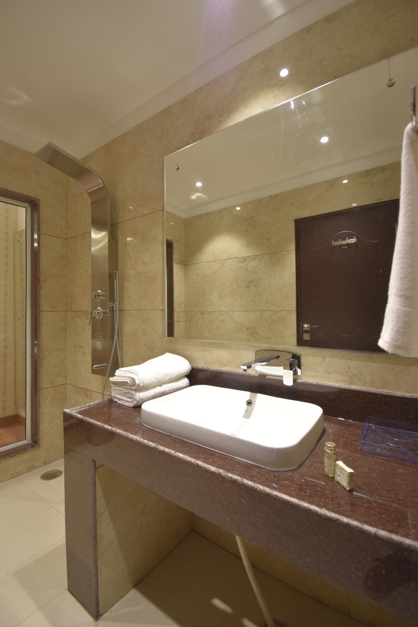 Grand Him Queen Ac Centralized Dharamshala Exterior foto